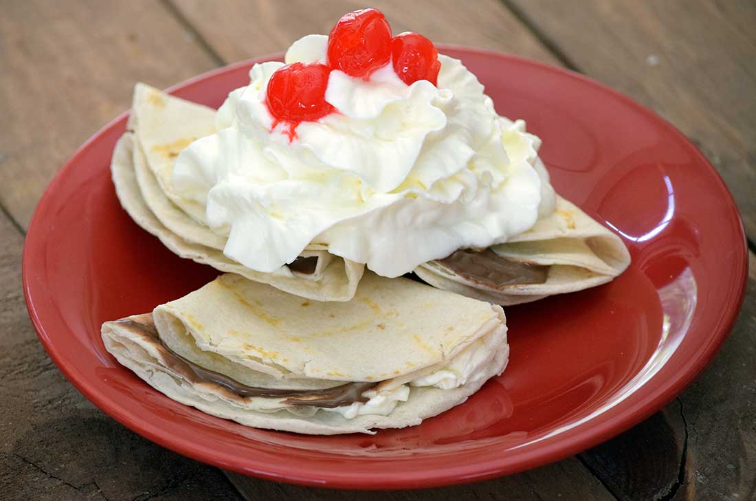 Si no sabes como preparar la masa de crepas, te enseñamos esta práctica receta de crepas de chocolate y queso crema con tortillas de harina para los niños.