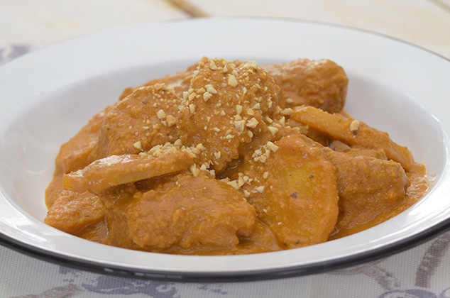 Costillas de cerdo en salsa de cacahuate o encacahuatadas