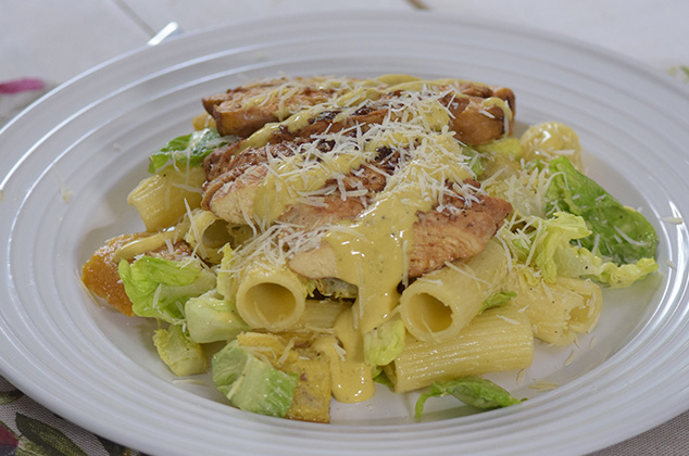 Ensalada César con pollo y pasta