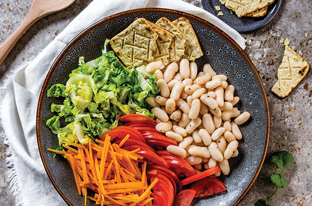 La ensalada de alubias es una opción económica y fácil de preparar un delicioso plato ligero pero lleno de excelentes proteínas.