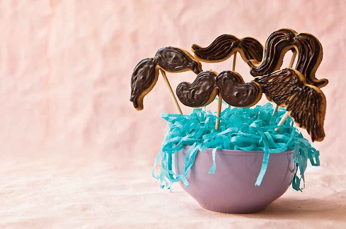 Sorprende a los pequeños en su día con estas exquisitas galletas de bigotes. Seguro les encantarán y acompañados de un vaso de leche, más.