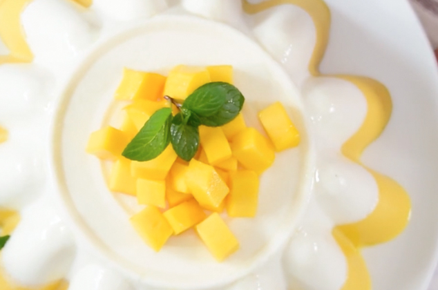 Gelatina de mango y coco con salsa de mango