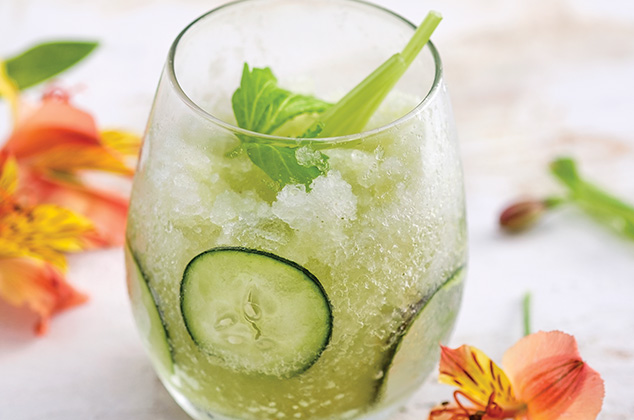 Se acerca el fin de semana, ¿cómo te caería una deliciosa y refrescante margarita de pepino y apio? Aquí te damos la receta completa.