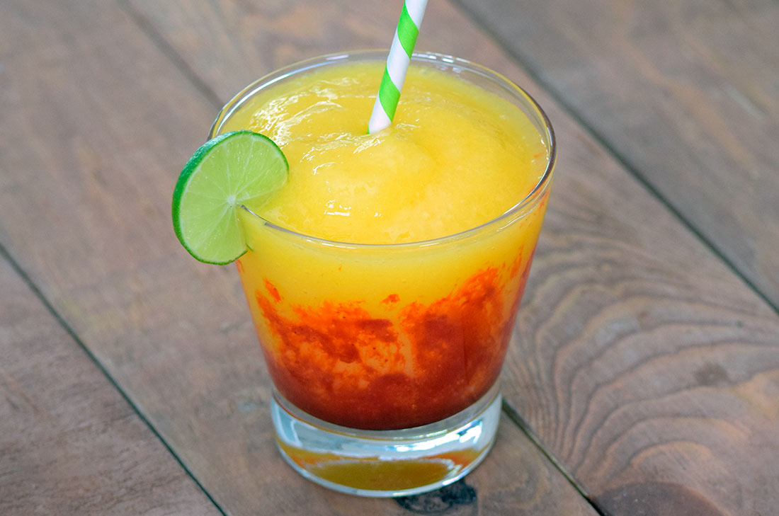 Receta de margarita con mango, una bebida refrescante y deliciosa con un sabor cítrico y picosito, puedes ser con o sin alcohol.