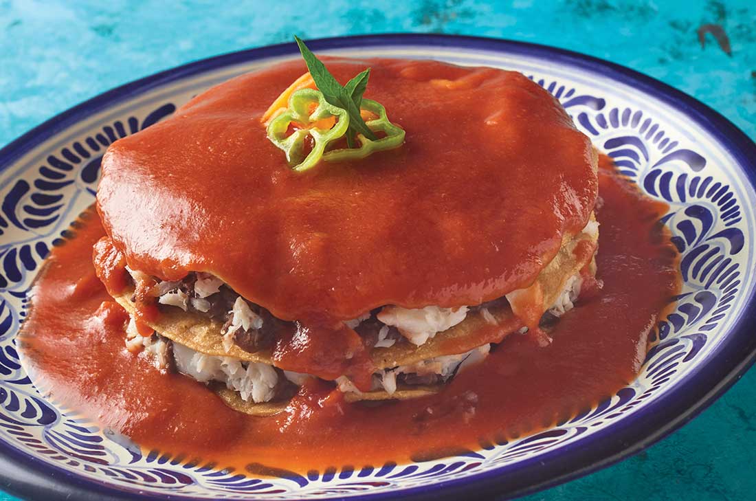 Pan de cazón. Tostadas recién hechas y bañadas en salsa. Utiliza cazón o pescado blanco para preparar este deliciosos platillo ¡Tienes que probarlo!