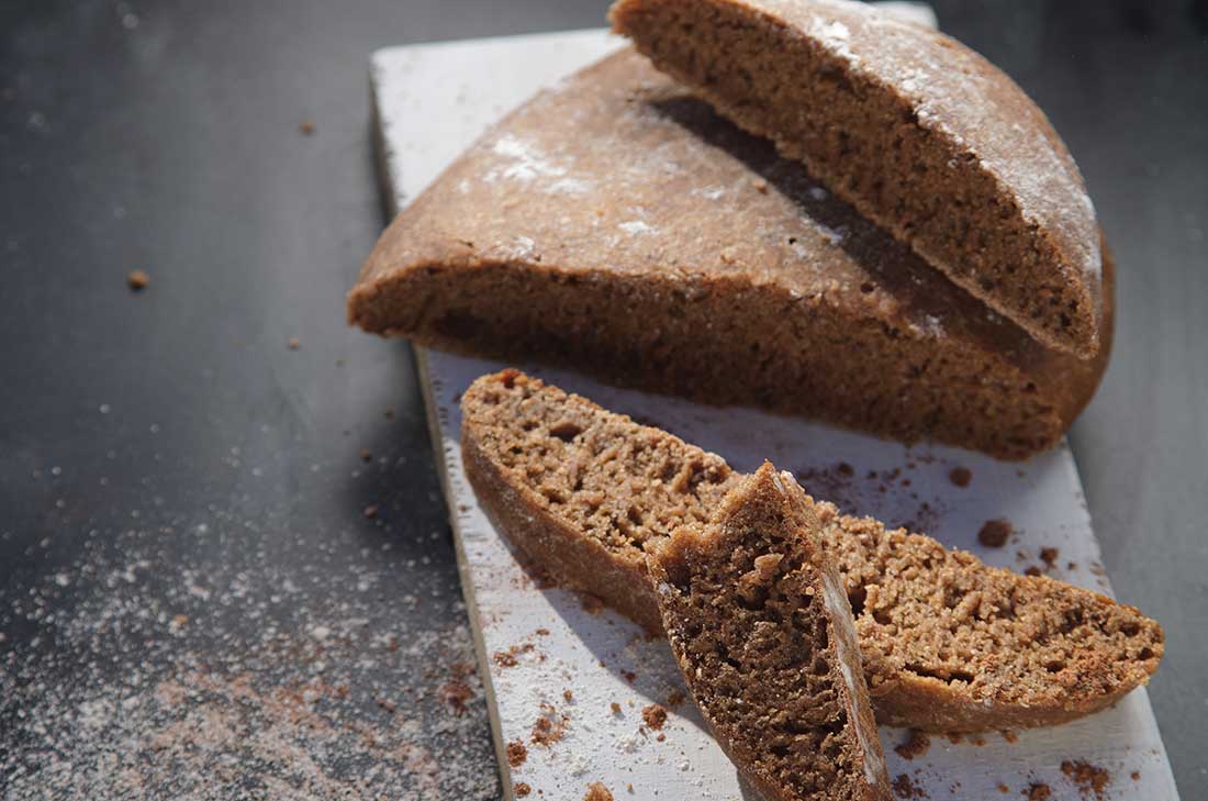 Cómo hacer pan de cerveza. El pan de cerveza es un tipo de pan sencillo que no requiere amasar o fermentar. Aquí te damos la receta.