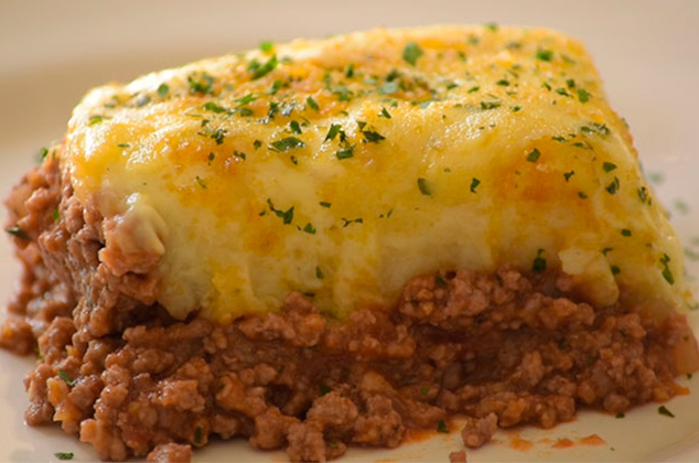 Pastel de carne molida con papa y queso gratinado al horno