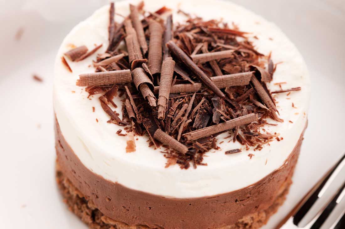 Este pastel de queso con chocolate blanco es el pretexto ideal para compartir con los que más quieres. No esperes más y prepáralo, ya.