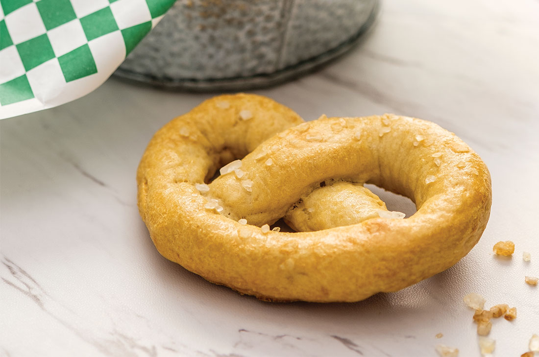 El pretzel es un pan suave, anudado, con una ligera costra acompañada de granos de sal, originario de Pennsylvania. Seguramente ya los probaste.