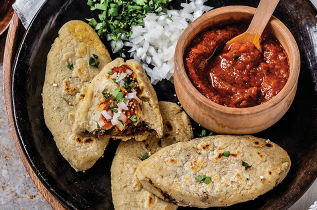 Si quieres comer un platillo que tenga muchas proteínas pero sin carne, esta receta de tlacoyitos de leguminosas es para ti.