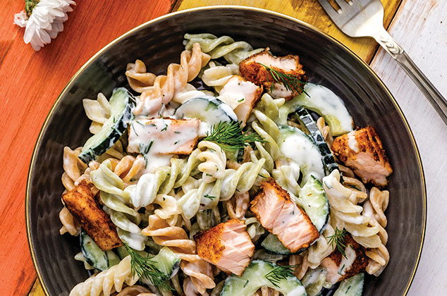 Pasta de Tornillo con salmón, pepino y yogurt