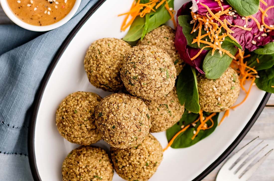 Una manera diferente para preparar este platillo que a todos les encanta, son estás deliciosas albóndigas de lentejas y quinoa. Pruébalas.