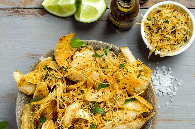 Cáscaras de papa fritas con queso parmesano