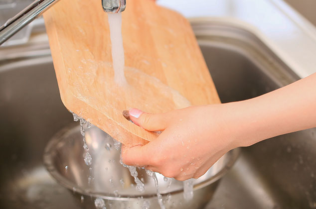 Cómo limpiar la tabla de picar de madera correctamente