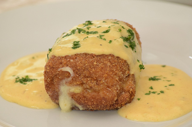 Cordon Bleu de pollo con salsa de queso