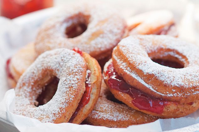 Donas rellenas de mermelada de cereza