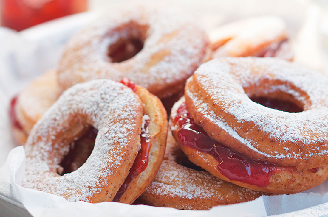 Aquí te dejamos una increíble opción para el postre del día. Prepara estas deliciosas donas rellenas de mermelada de cereza.