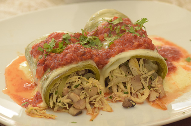 Enchiladas de nopales con pollo, champiñones y queso gratinado