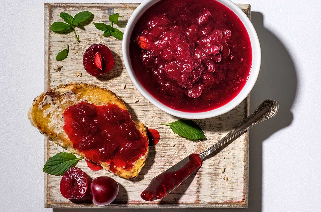 Acompaña cualquier postre con esta deliciosa y fácil receta de mermelada de ciruela morada. A los niños les encantará, tiene un sabor único.