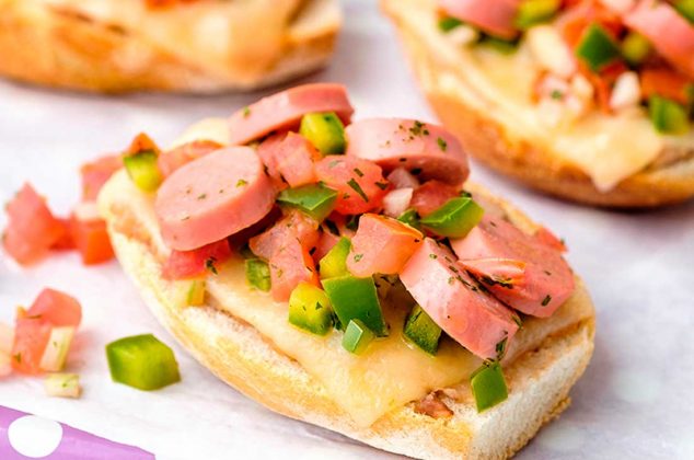 Mini molletes con salchicha