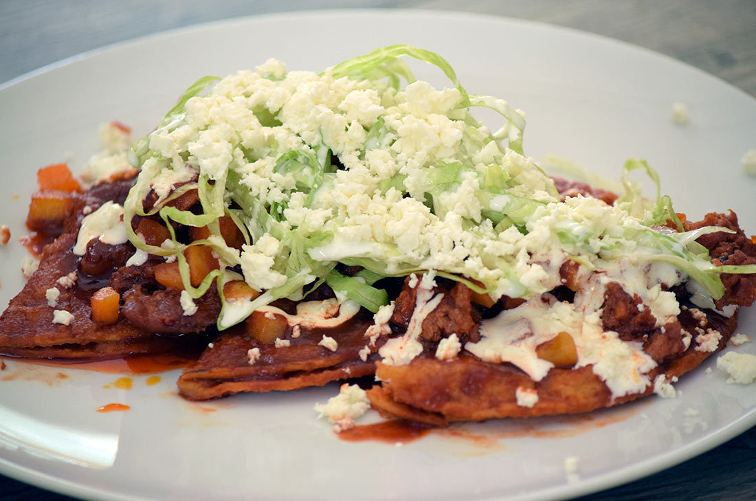 ¿Te imaginas una combinación entre lo delicioso de un pambazo y lo práctico de unas enchiladas? Aquí está el resultado, unas exquisitas pamboenchiladas.