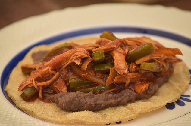 Pollo con nopales en adobo de guajillo