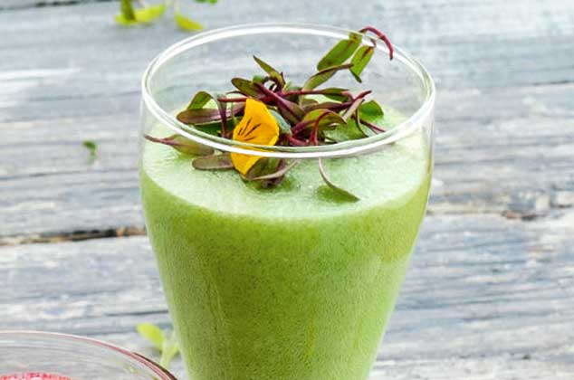 Smoothie de manzana verde, piña y apio