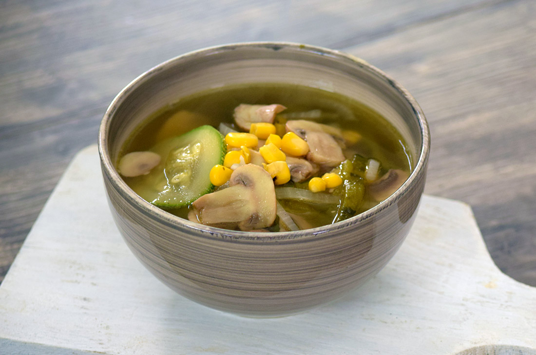 Anímate a preparar algo distinto como esta sopa de rajas con calabaza y elote. Será un sabor distinto y nuevo, pero eso sí, muy delicioso.