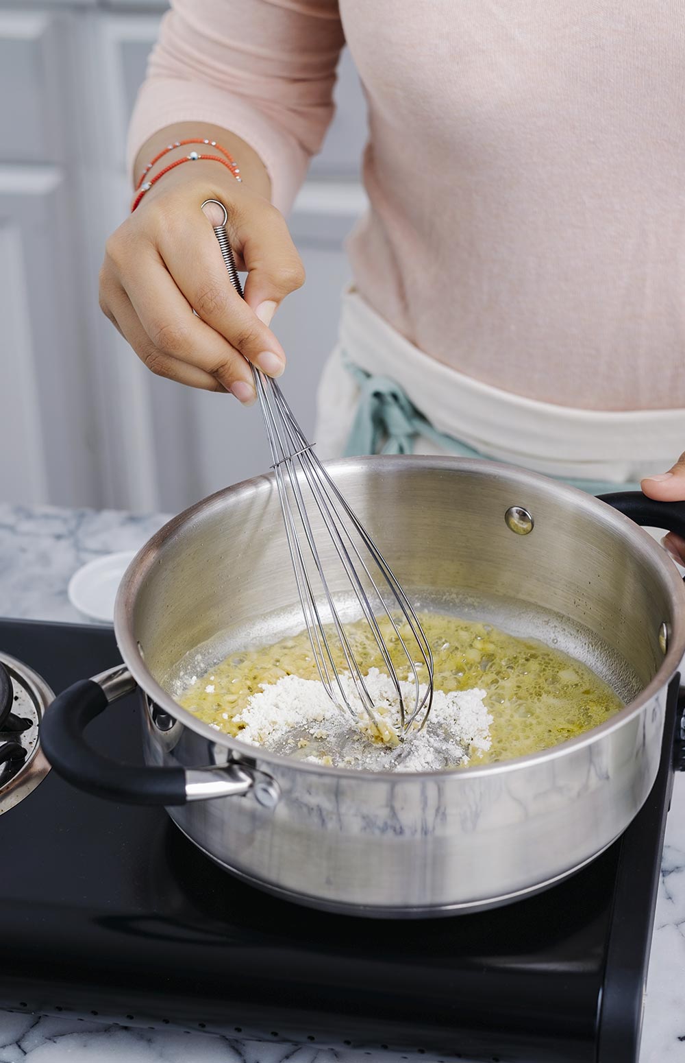 AÑADE la harina y cocina hasta que tenga un tono dorado.