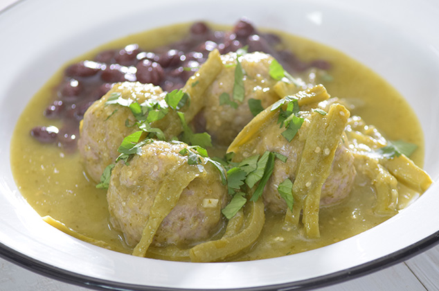 Albóndigas de carne en salsa verde