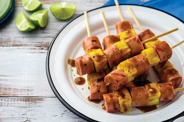 Brochetas de salchicha y piña