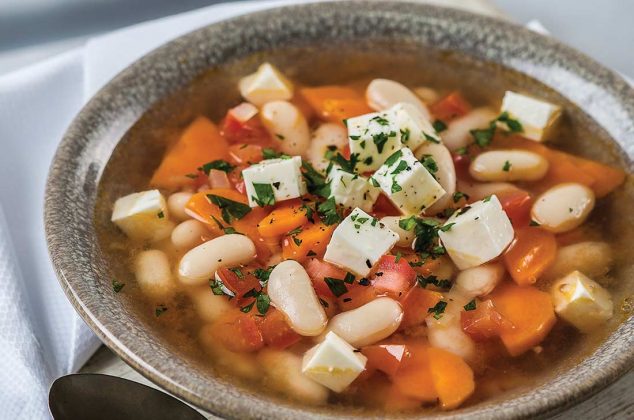 Caldo de alubias con queso