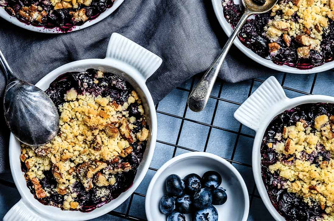 ¿Llegó la hora del postre y no sabes qué preparar? Te recomendamos este delicioso crumble de blueberries con nuez. No te arrepentirás.