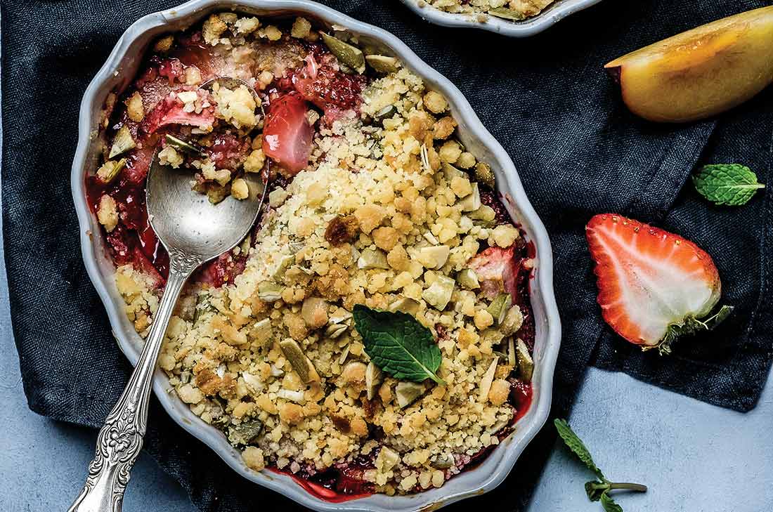 Crumble de ciruelas, fresas y pepitas