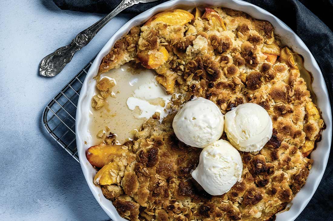 Ésta fruta sabe deliciosa con cualquier acompañamiento. Prepara este exquisito postre de crumble de duraznos, avena y canela y no te quedes con las ganas.