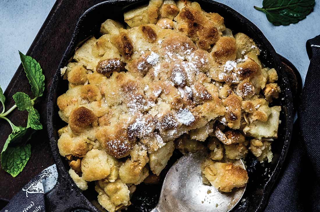 Si tienes una reunión y te tocó llevar el postre, te damos esta maravillosa opción que a todos le encantara. Receta de crumble de manzanas con cacahuate.