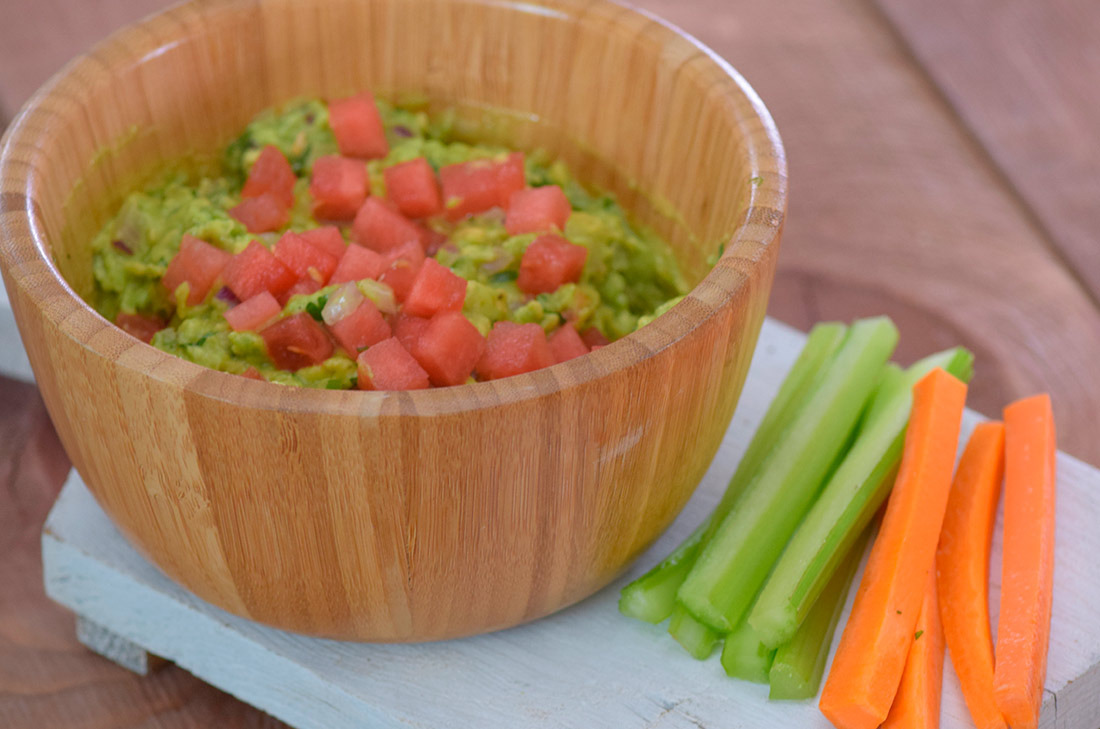 Acompaña tus alitas, nachos, boneless o lo que tu quieras con este delicioso y fácil dip de aguacate con sandía. A todo mundo le encantará.