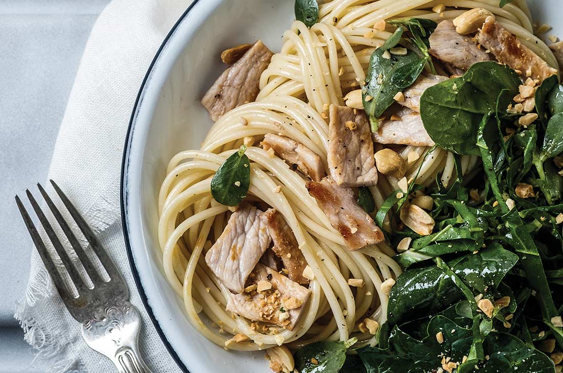 La combinación de los ingredientes de esta receta la hacen única. Anímate a preparar este Espagueti con acelgas y carne de cerdo para la hora de la comida.