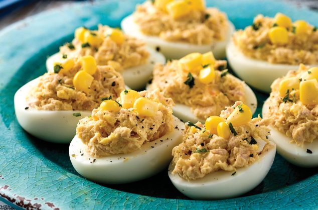 Huevos cocidos rellenos de atún y queso - Recetas de botanas