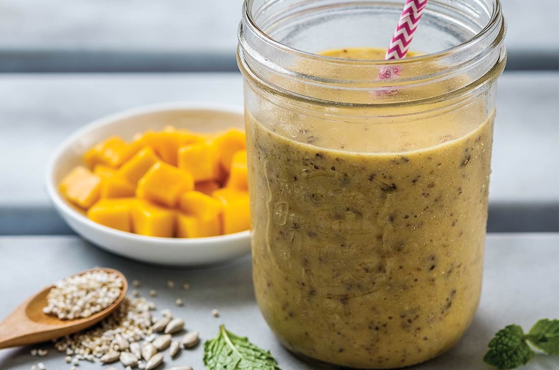 Si no tienes tiempo para preparar un buen desayuno, te recomendamos incluir este Licuado de mango con pasas a tu dieta por las mañanas.