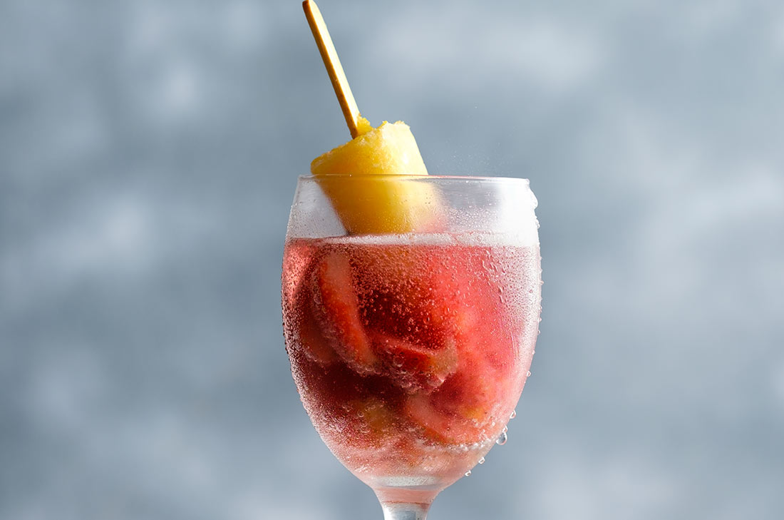 Vino rosado y paleta de fresa