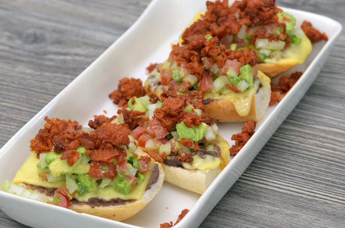 Para un desayuno perfecto y con mucho sabor, te recomendamos estos molletes con chorizo y aguacate. La combinación de sus ingredientes, los hacen deliciosos