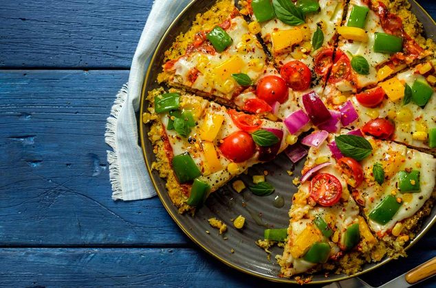 Si has decidido dejar los alimentos con gluten, no te preocupes, puedes seguir disfrutando deliciosos platillos como esta pizza de coliflor y vegetales.