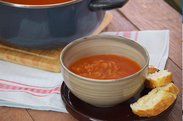 Si aún eres principiante en la cocina, te damos esta fácil y deliciosa receta de sopa de estrellitas. Es una sopa clásica que no puede faltar en tu menú.