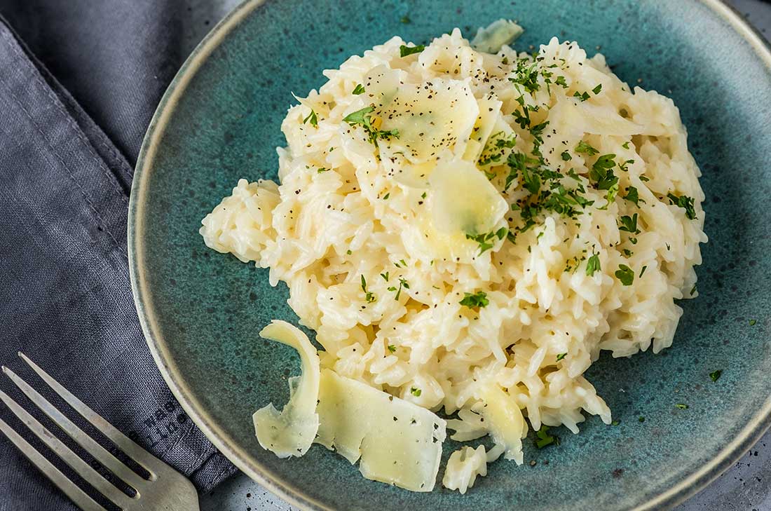 Esta receta de arroz parmesano es muy fácil y práctica de hacer y seguramente tienes los ingredientes para prepararla. Aquí te dejamos la receta.