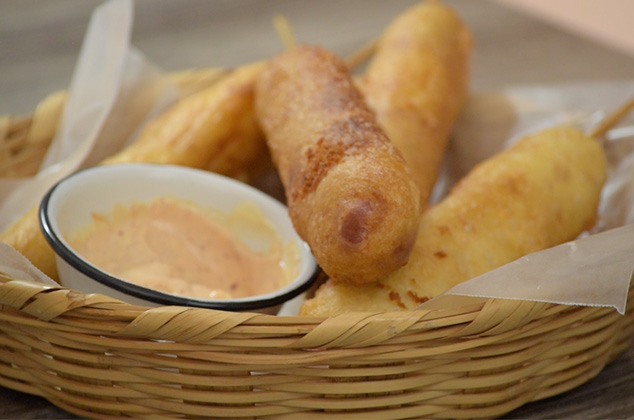 Cómo hacer Banderillas de salchicha y queso con harina de trigo | Receta original