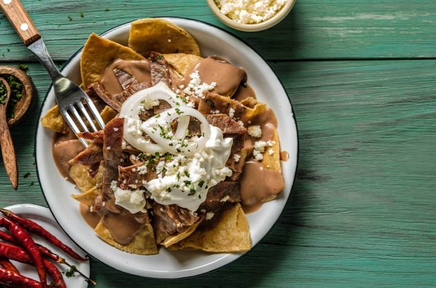 Chilaquiles con salsa de frijol y cecina