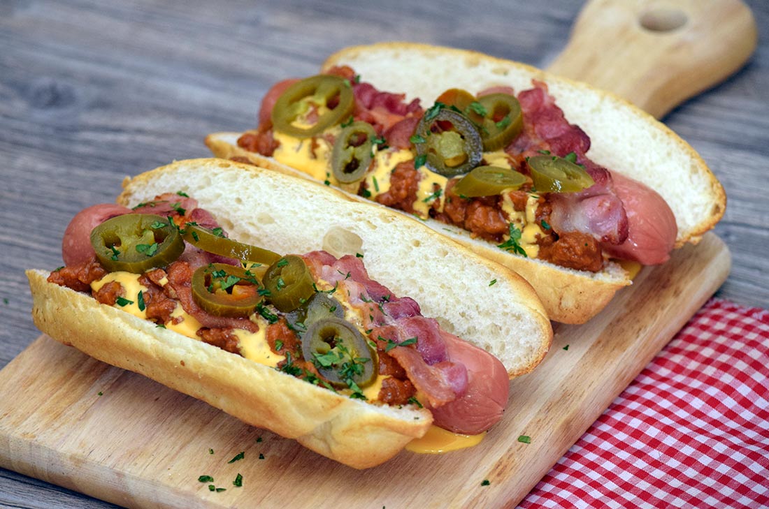 Si ya probaste los hotdogs normales y te gustaron, espera a que pruebes estos deliciosos chili dogs. Sus ingredientes lo hacen sumamente especial.