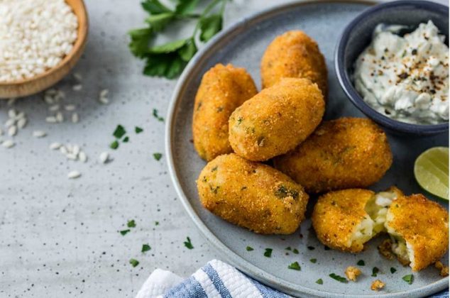 Prueba esta receta de croquetas de arroz con queso y acompaña cualquiera de tus platillos. Será la guarnición perfecta. Aquí te decimos cómo hacerlas.