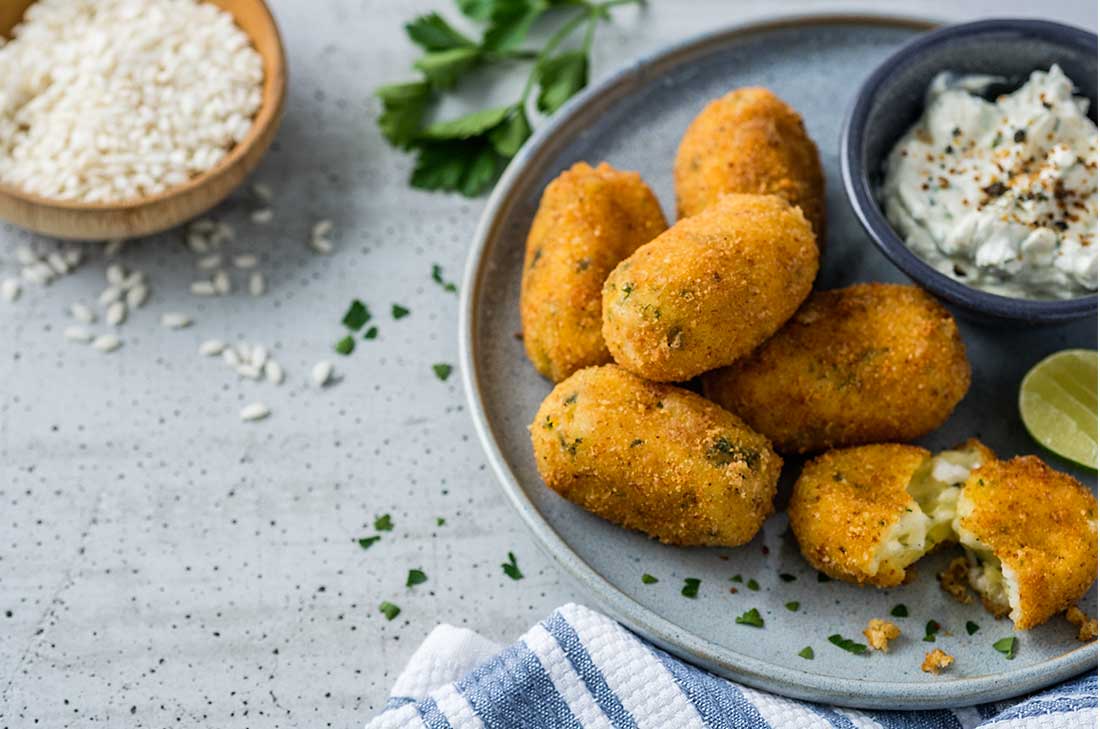 Prueba esta receta de croquetas de arroz con queso y acompaña cualquiera de tus platillos. Será la guarnición perfecta. Aquí te decimos cómo hacerlas.